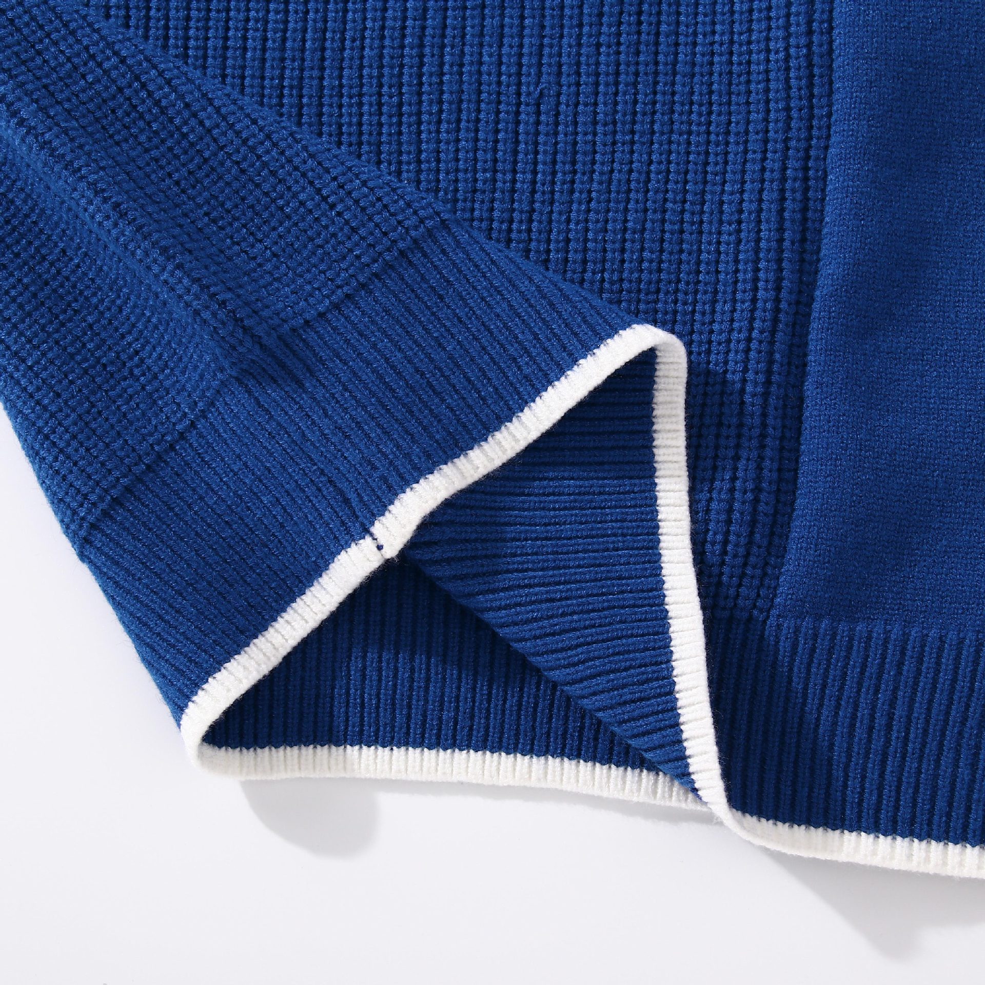 Asymmetrical men’s knitted color-blocking sweater