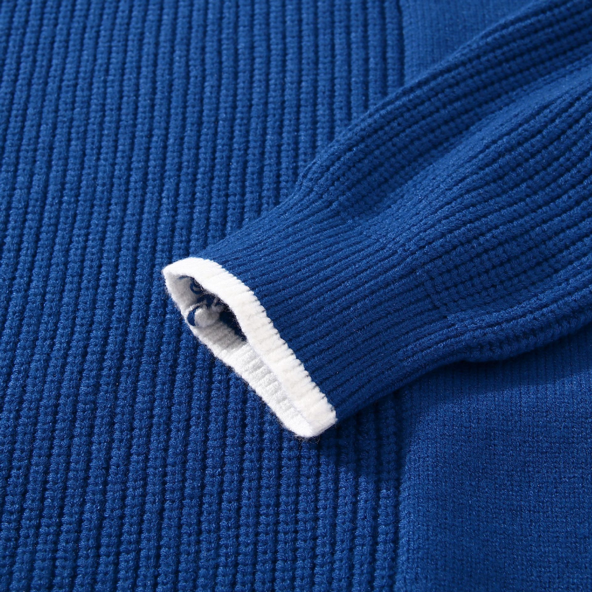 Asymmetrical men’s knitted color-blocking sweater